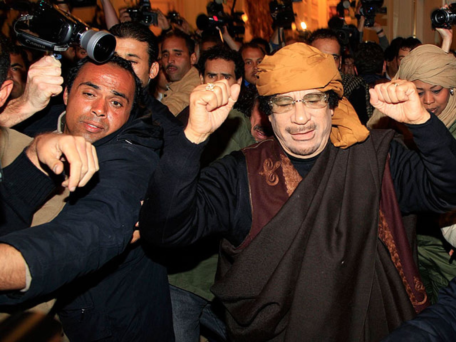 Gadafi visita a los periodistas extranjeros pero no responde a preguntas