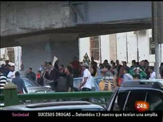 Partidarios y opositores de continuar con las protestas se enfrentan en la plaza egipcia de Tahrir