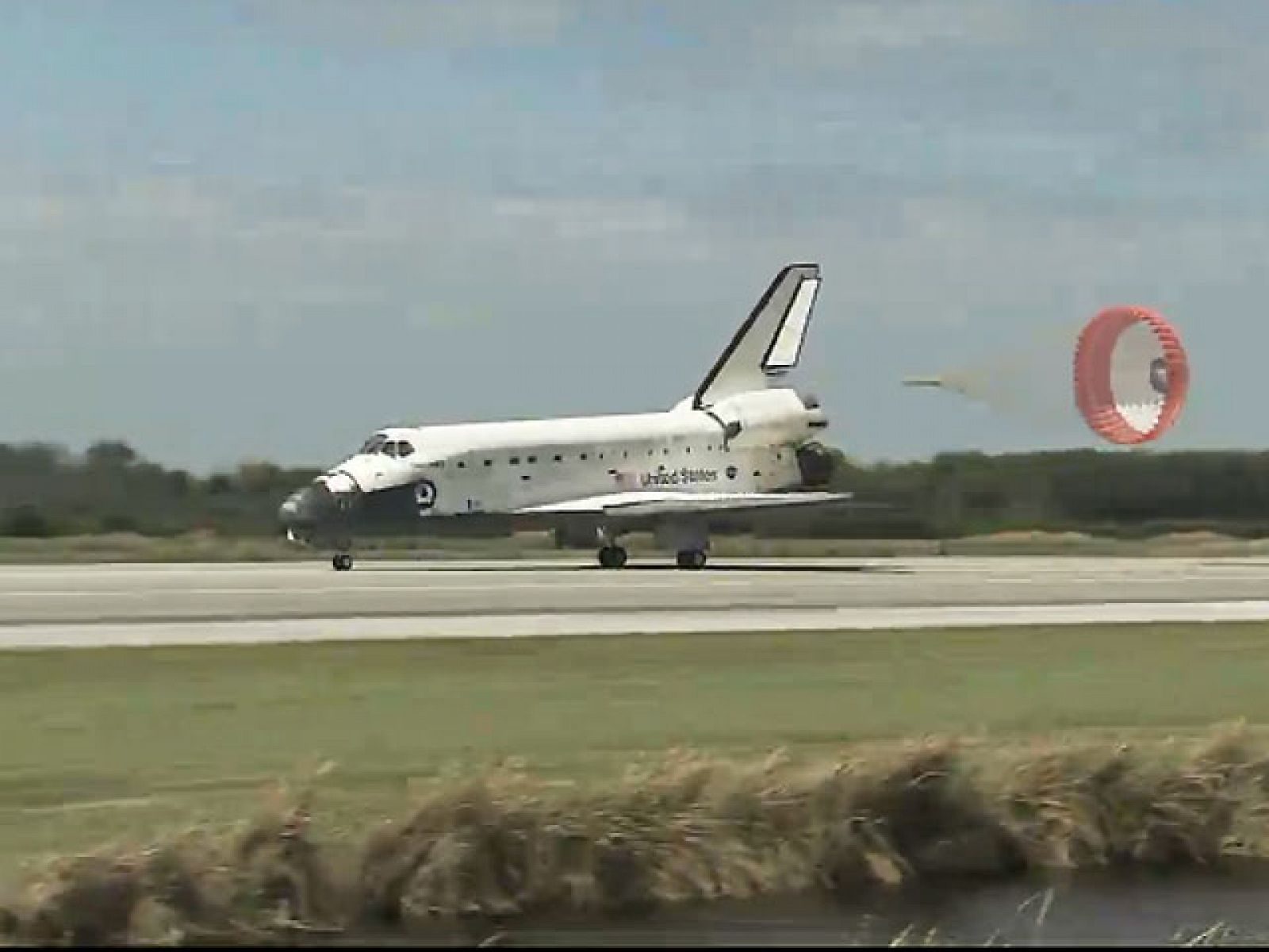 El transbordador Discovery ha aterrizado con éxito en el Centro Espacial Kennedy, en el sur de Florida, tras la que ha sido su última misión en el espacio. Casi tres décadas después de su primer lanzamiento, el veterano transbordador se retira y no