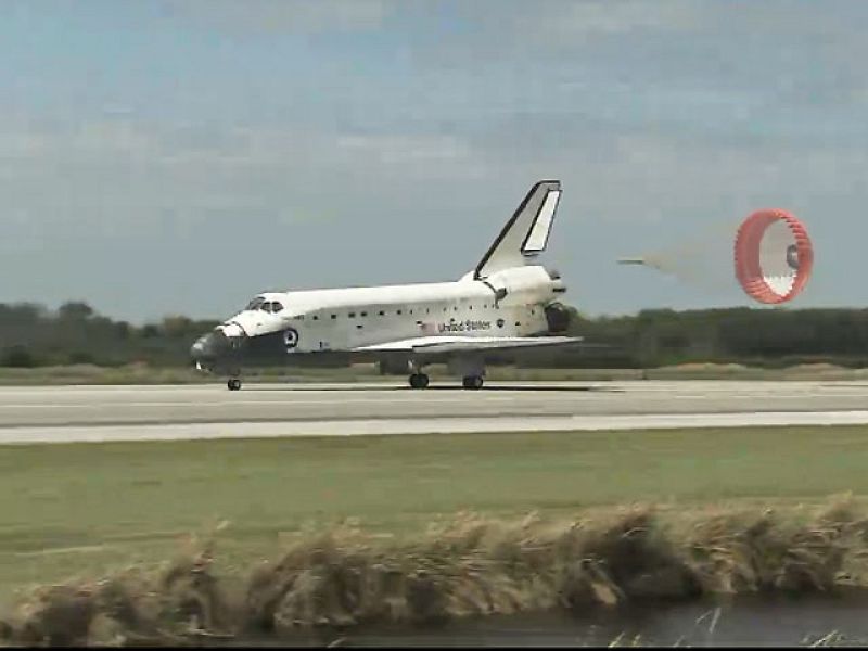  El transbordador Discovery ha aterrizado con éxito en el Centro Espacial Kennedy, en el sur de Florida, tras la que ha sido su última misión en el espacio. Casi tres décadas después de su primer lanzamiento, el veterano transbordador se retira y no 
