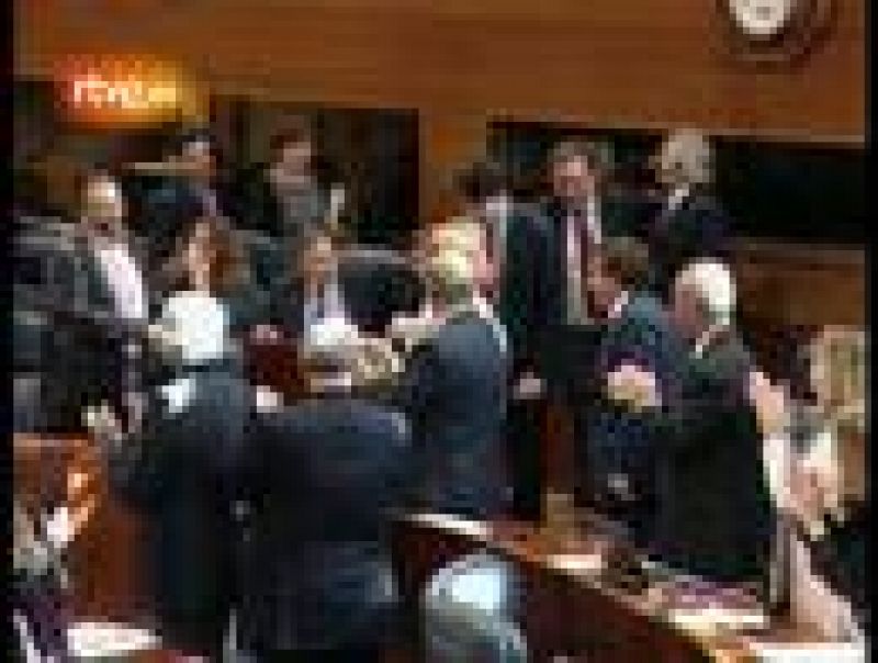 Aguirre, recibida con aplausos en la Asamblea de Madrid