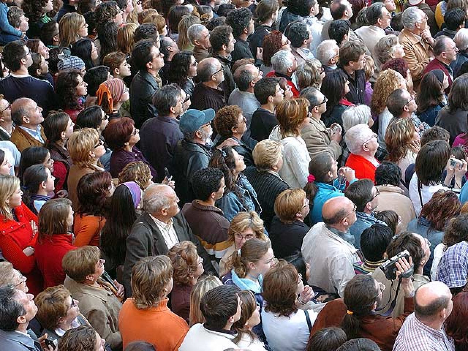  En Falllas, Valencia amenece muy temprano. El ruido de las 'despertàs' advierte de que la jornada ha comenzado. Cada tarde, a las 14.00 horas la 'mascletà' hace vibrar hasta el último rincón de la plaza del Ayuntamiento... Fuego y fiesta a partes iguales en esta semana en Valencia.