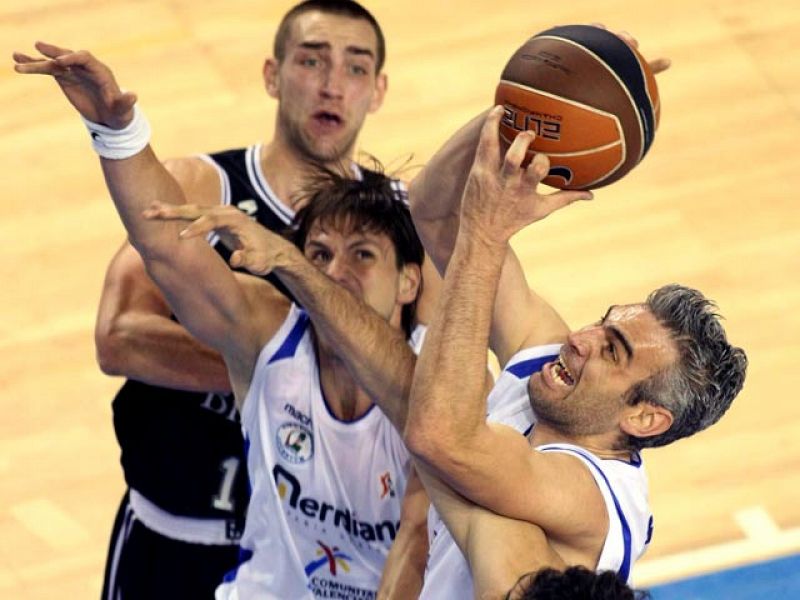 El Meridiano Alicante y el Bizkaia Bilbao Basket cerraron la jornada del jueves con un choque que acabó de lado de los visitantes (71-76). Esta victoria coloca al equipo vasco en cuarta posición, con las mismos triunfos que el Caja Laboral y el Power