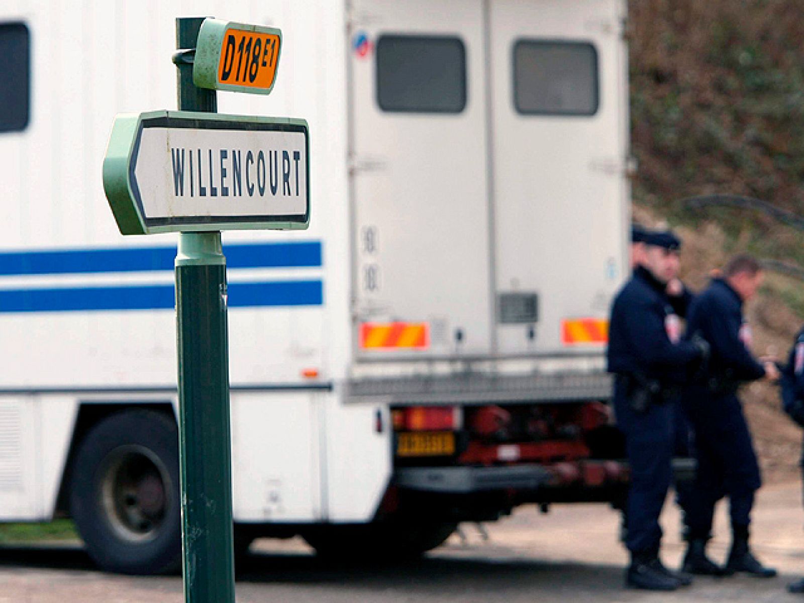Las sospechas de los vecinos de los etarras detenidos llevaron a la policía a detener a cuatro presuntos miembros de ETA, entre ellos, el número uno de la banda. Alquilaron una casa rural para hacer turismo pero los vecinos se alertaron porque no salieron de la casa. Los agentes identificaron al jefe militar, Alejandro Zobarán, y a su lugarteniente, Mikel Oroz. Eran los responsables actuales de los explosivos y los comandos.Entre la documentación, la Policía ha hallado una pieza importante: un ordenador donde se guarda la situación actual de los comandos y los planes de la banda.