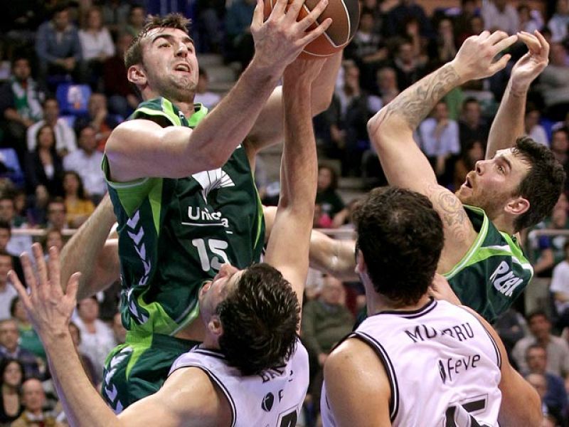 El Unicaja ofreció su mejor versión desde la llegada al banquillo de Chus Mateo y pasó por encima del Bilbao Basket (92-72), al que no dio opción e infligió una severa derrota para soñar con un futuro cruce en la lucha por el título y ganar el coefic