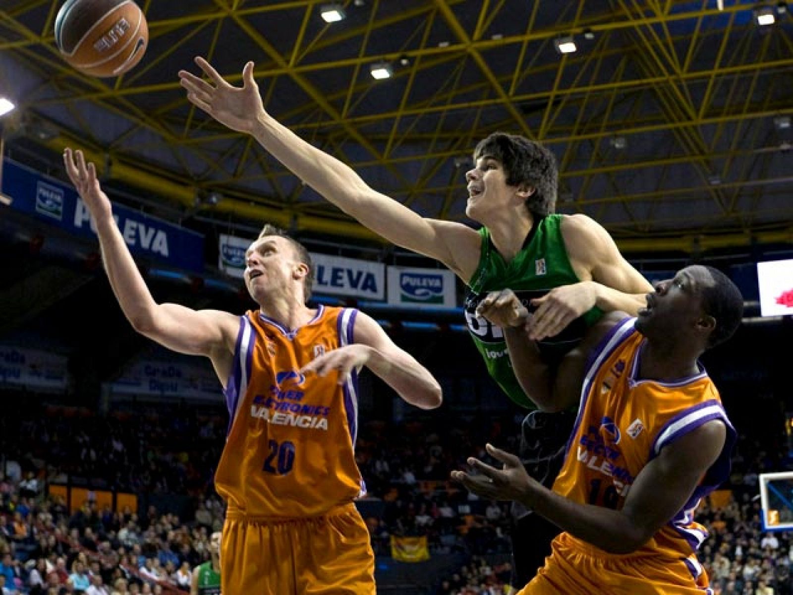 Power Electronics Valencia 94-71 DKV Joventut