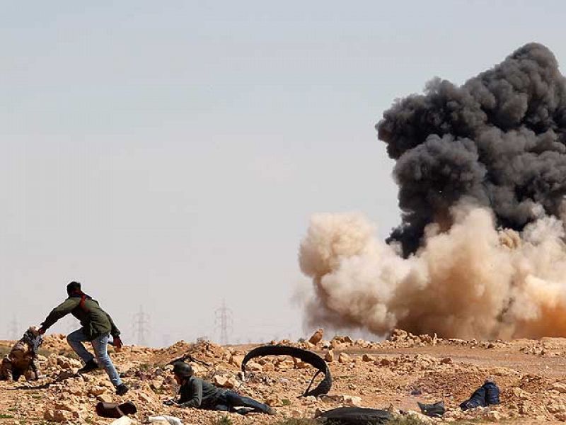  La línea del frente se desplaza cada vez más hacia el este tras la caída del enclave petrolero de Brega, a unos 240 kilómetros de Bengasi, ciudad sede del Consejo Nacional de Transición. Las tropas del líder Muamar el Gadafi han bombardeado Edjabiya