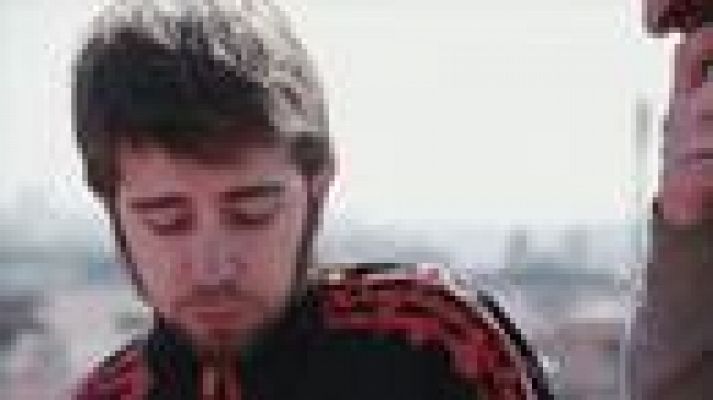  - Tutoriales a la carta: Chicos que usan el móvil para ver "A la carta"