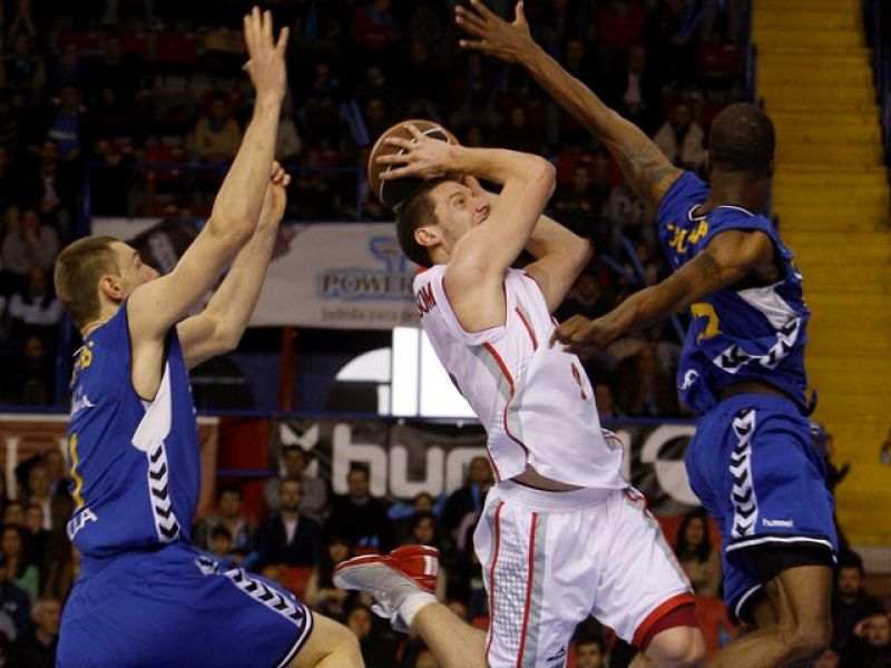 Cajasol se durmió ante CAI Zaragoza, que se llevó el triunfo en la pista de los andaluces (72-86), con una gran segunda mitad. Muy igualado comenzó el encuentro entre Cajasol y CAI Zaragoza, pero los locales se consiguieron poner por delante gracias,