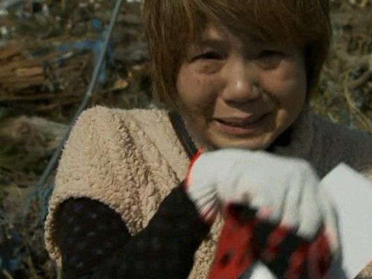 Telediario 1 - Más de 2.000 cuerpos en las costas