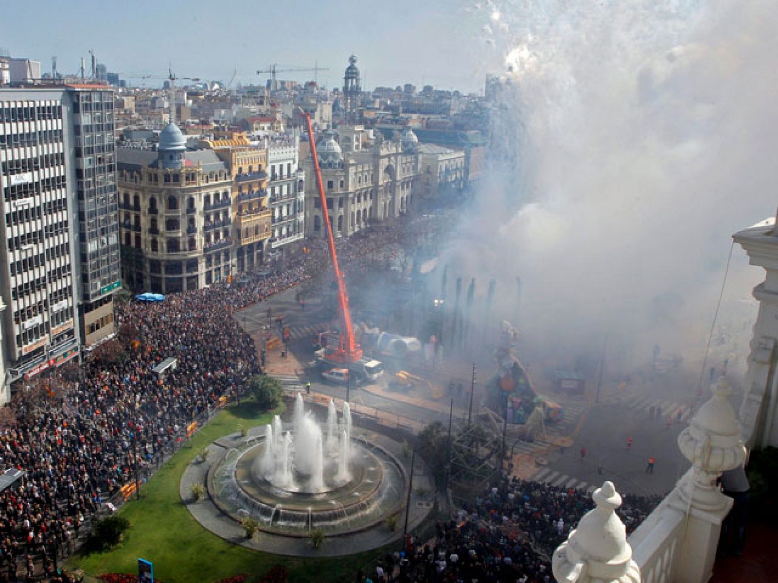 Una mascletà reciclable. Se trata de un nuevo disparo pirotécnico con un plástico, diseñado por AIMPLAS, más seguro para el operario y el público y hecho con materiales reutilizables.