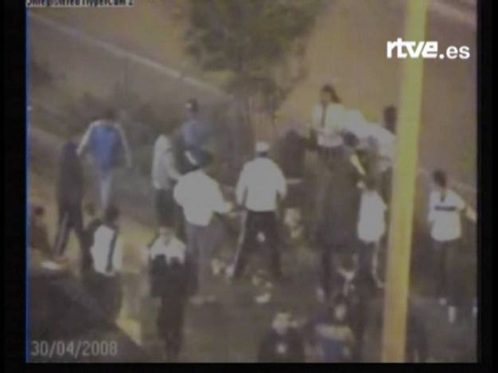 Un grupo de jóvenes israelíes dan una paliza a dos árabes | Ver