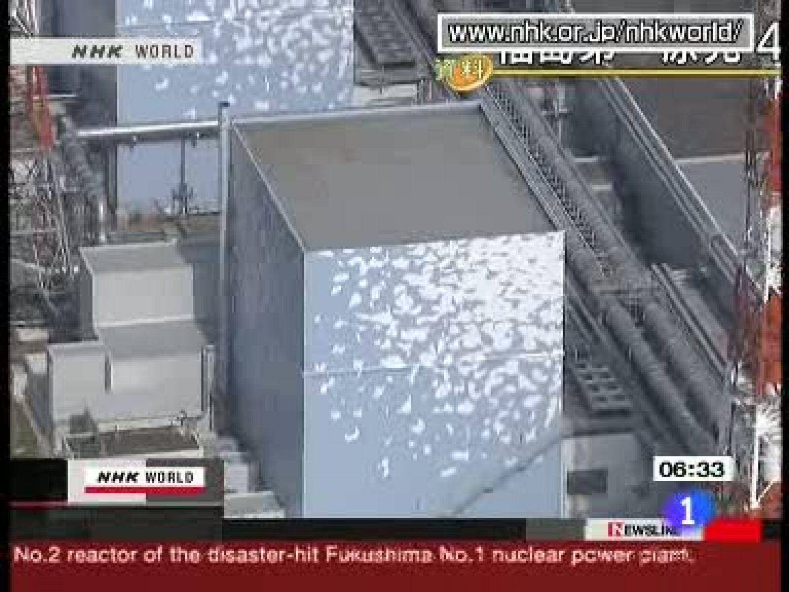   La crisis nuclear en Japón se agrava este martes tras una fuga radiactiva en Fukushima, que ha sido detectada incluso en la capital, Tokio. Este escape se ha producido después de un incendio en el reactor 4 de la central Además, también se ha registrado una nueva explosión, la tercera y más grave hasta ahora tras el seísmo, que ha dañado la vasija del reactor 2 aunque no la ha perforado, según las autoridades. 