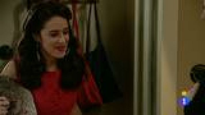 Amar en tiempos revueltos - Amar - Chelo llega a casa borracha