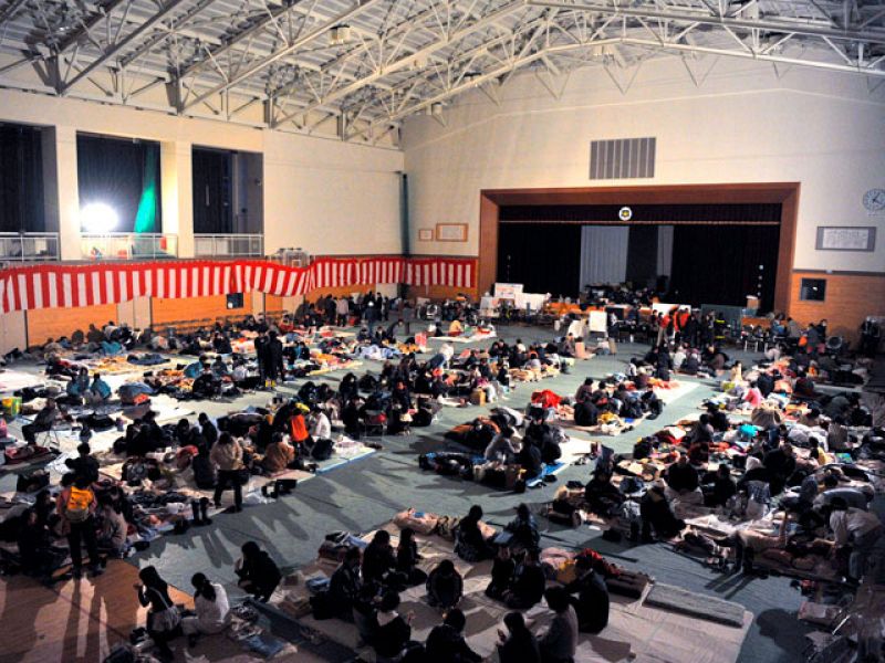 La organización y civismo de Japón permite atender a cientos de miles de evacuados