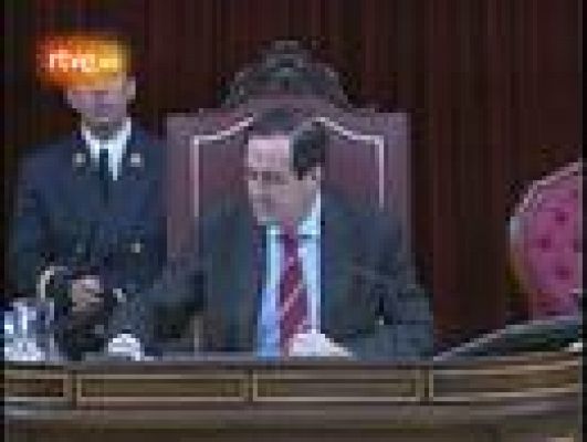  - Zapatero defiende los niveles de bienestar de España