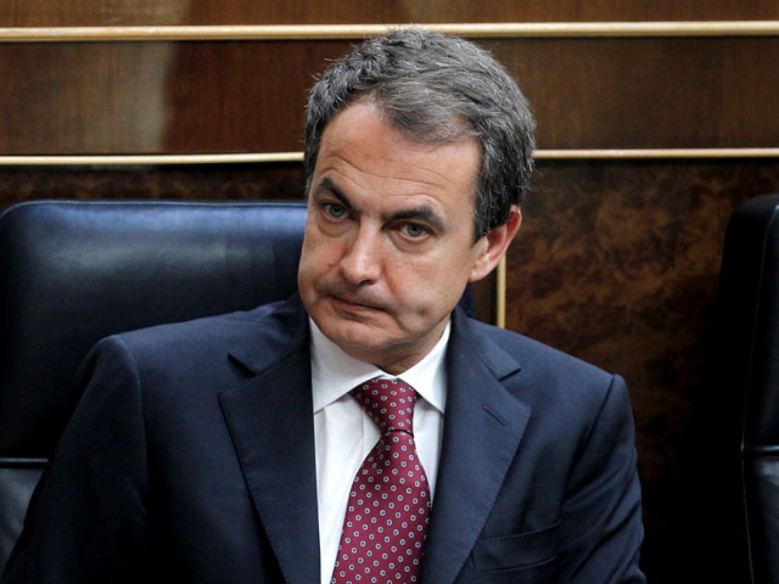 El presidente del Gobierno, José Luis Rodríguez Zapatero, ha defendido este miércoles en la sesión de control al Gobierno, los niveles de bienestar y riqueza de España en comparación con otros países de la Unión Europea ante las críticas de Mariano Rajoy que le ha pedido explicaciones sobre cuál es la razón de que éstos niveles se alejen de los alcanzados por otros vecinos europeos.