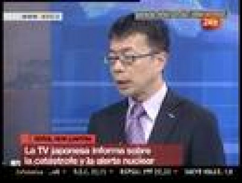  La televisión pública japonesa NHK explica la situación de la central de Fukushima Daiichi. Los operarios que intentan refrigerar los reactores de la central de Fukushima han regresado a la central