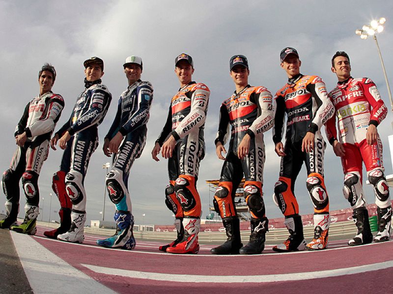 Los pilotos españoles comenzarán a partir de este jueves la  defensa del exitoso 'triplete' conquistado en el Mundial de  Motociclismo de 2010 por medio de Jorge Lorenzo, en MotoGP, Toni  Elías, en Moto2, y Marc Márquez, en 125cc, en una nueva campañ