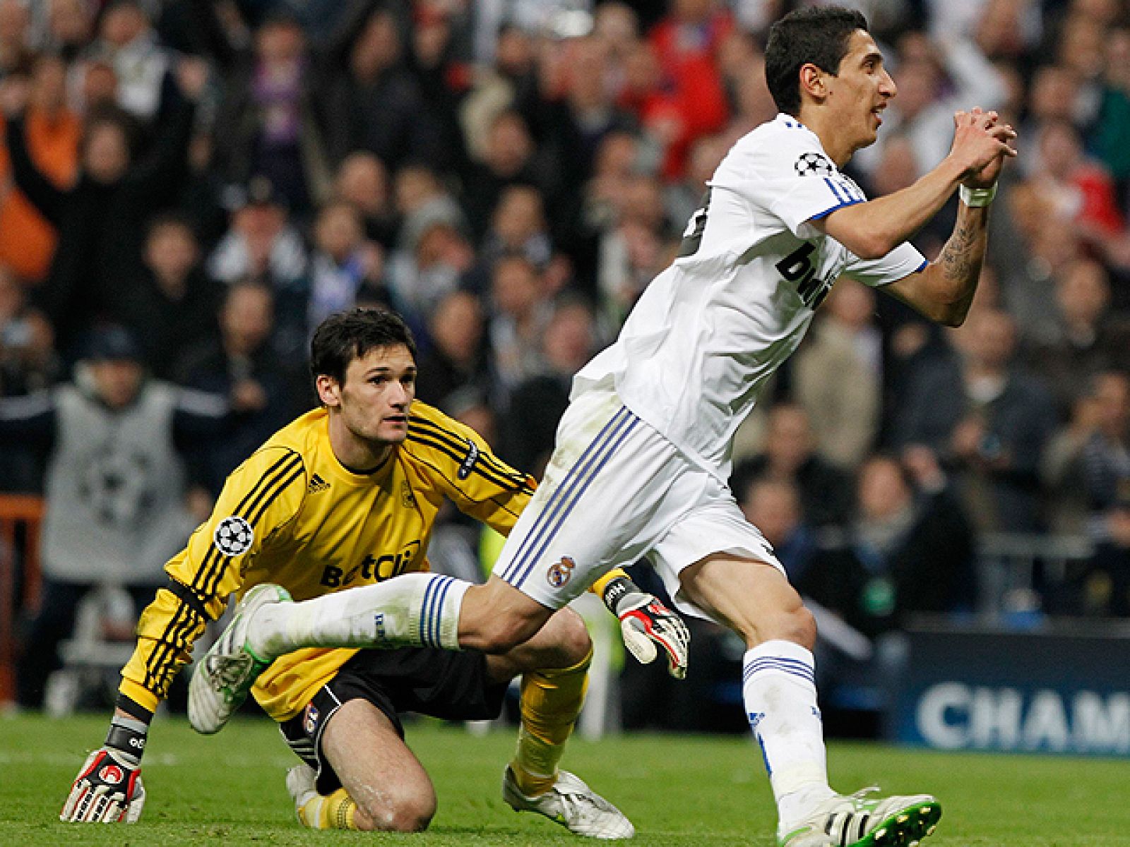 El público del Santiago Bernabéu respondió con decibelios a la llamada del entrenador del Real Madrid, el portugués José Mourinho, que pidió antes del partido de Liga de Campeones ante el Olympique de Lyon más intensidad a sus aficionados para pasar