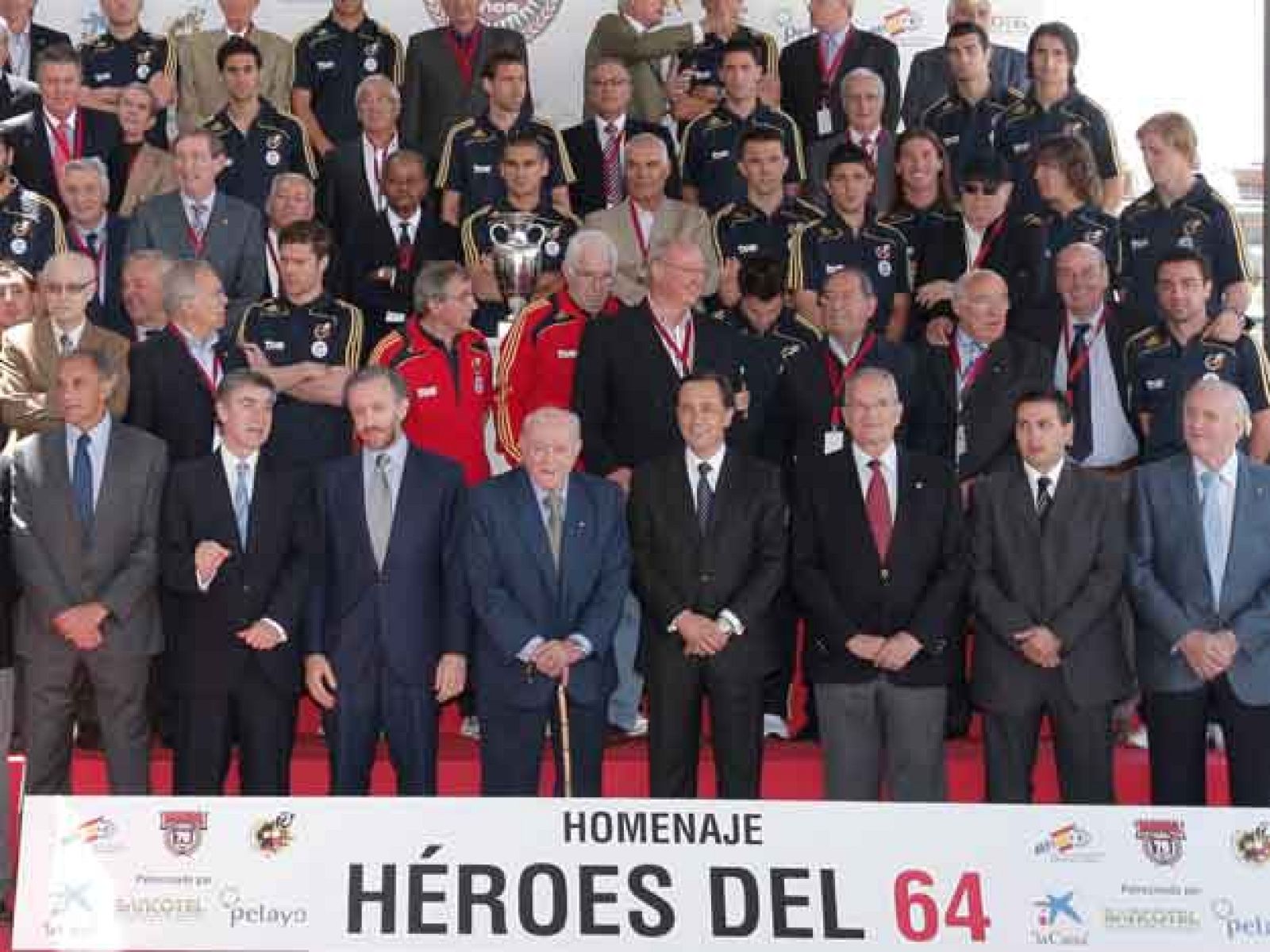 La roja recibe a los Héroes del 64. La selección española rindió homenaje a los ganadores de la Eurocopa de 1964, único título del combinado español.