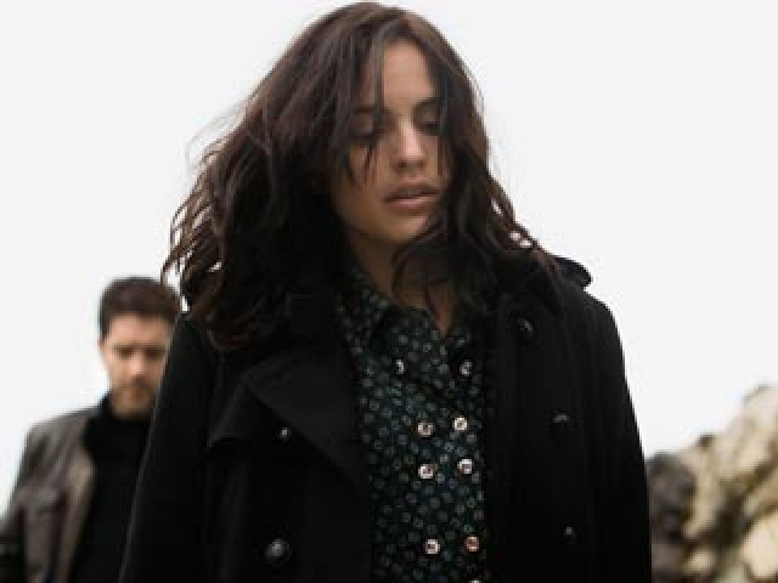 El director almeriense Manuel Martín Cuenca ('La flaqueza del bolchevique') dirige 'La mitad de Oscar', protagonizado por Rodrigo Sáenz de Heredia, Verónica Echegui y Antonio de la Torre. 'La mitad de Óscar' está ambientada en una ciudad frente a las costas de África, donde trabaja Óscar (Sáenz de Heredia), un guardia de seguridad cuya rutinaria vida se rompe cuando decide ir a visitar a su abuelo, enfermo de alzheimer.