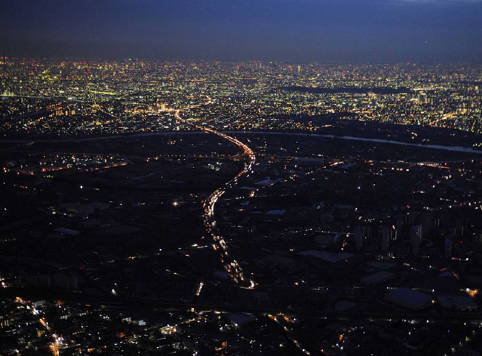 La previsión de empresas y ciudadanos evita el apagón energético anunciado por el Gobierno japonés