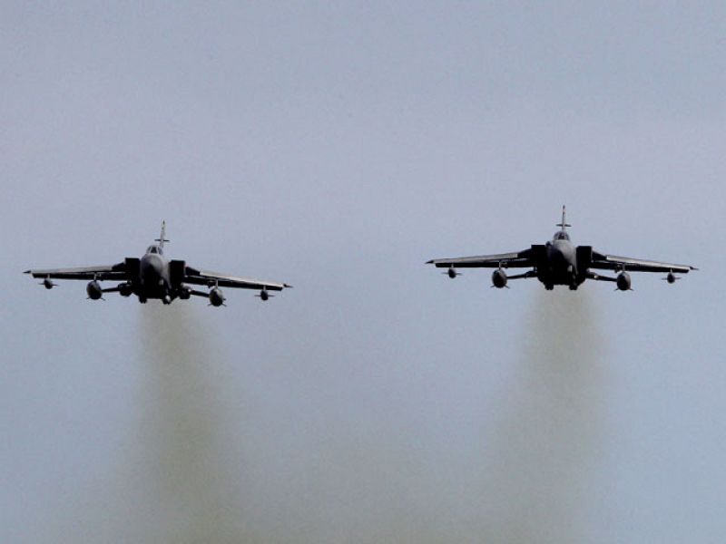 La coalición internacional contra Gadafi despliega sus aviones para atacar en las próximas horas