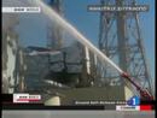 Telediario 1 - Los bomberos enfrían el reactor 3