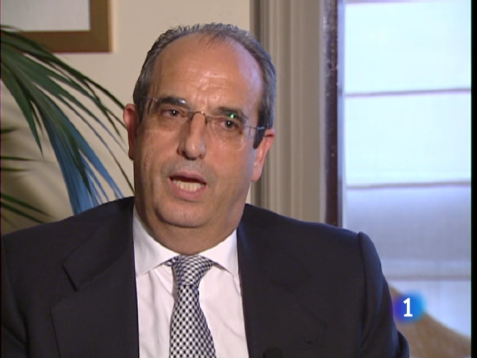 Expertos explican qué significa 'la zona de exclusión aérea'. Hablan para TVE:  Félix Arteaga, analista de Seguridad y Defensa del 'Real Instituto El Cano' y Enrique de Ayala, General de Brigada en la reserva y opinan sobre las consecuencias en la situación actual en Libia. (19/03/2011)