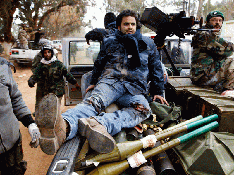 Las tropas de Gadafi continúan bombardeando aunque asegura que cumplen el alto el fuego 