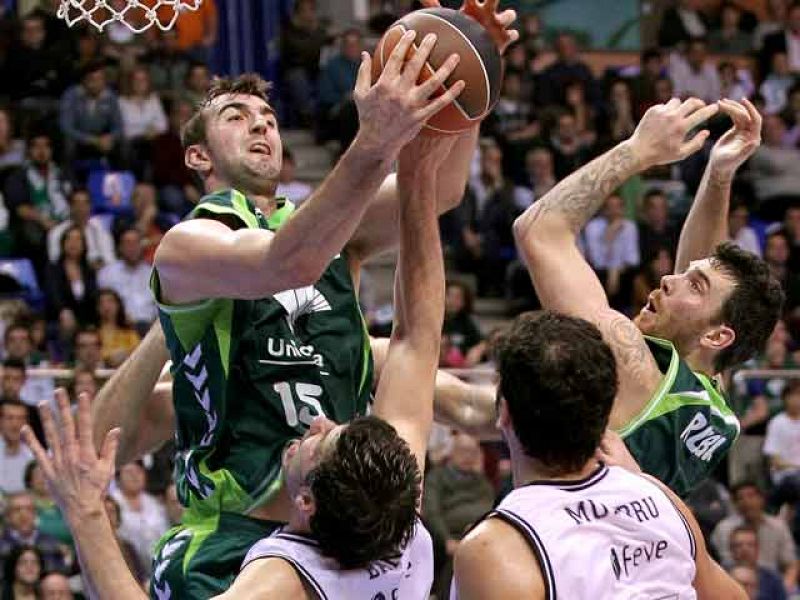 ¡Apoteósico final! McIntyre, con un triple sobre la bocina, le dio al Unicaja un valioso triunfo frente al Real Madrid en la prórroga, tras un minuto final increíble en el que Garbajosa y Prigioni aparecieron antes de la heroicidad del norteamericano