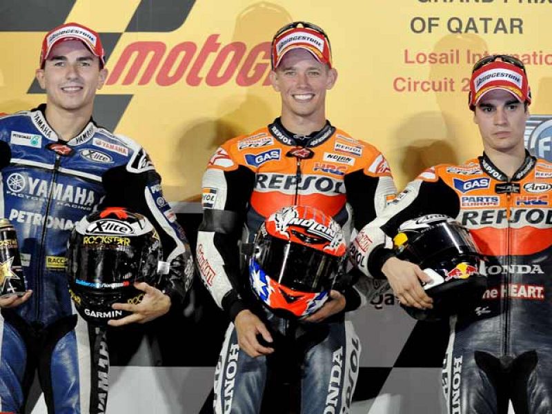 El piloto australiano de Repsol Honda Casey Stoner ha ganado en el circuito catarí de Losail. Jorge Lorenzo ha sido segundo y, Dani Pedrosa, tercero.