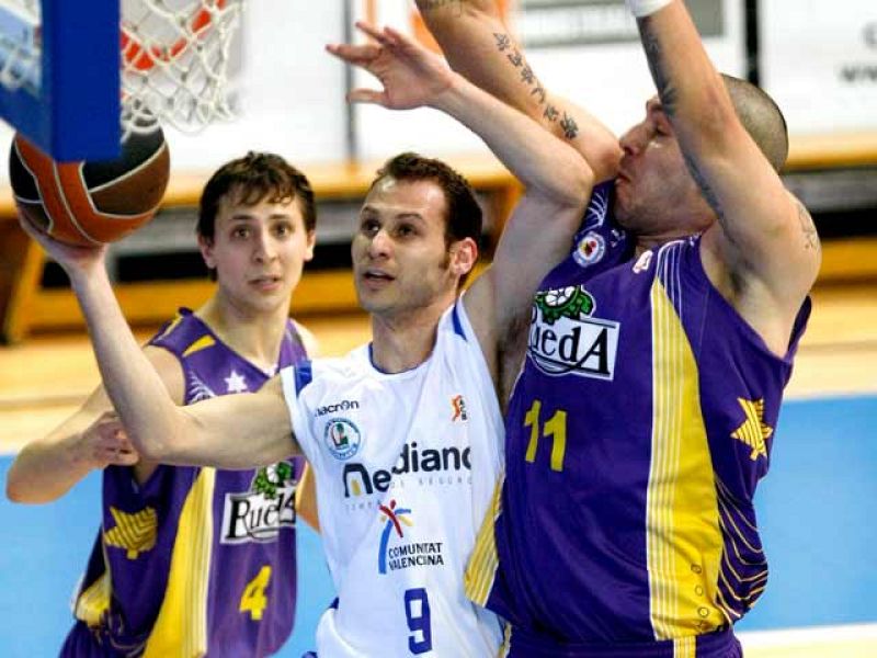 El Blancos de Rueda Valladolid consiguió salir victorioso de su visita al Meridiano Alicante, al que le pudieron los nervios en el tramo final del encuentro (65-72). 