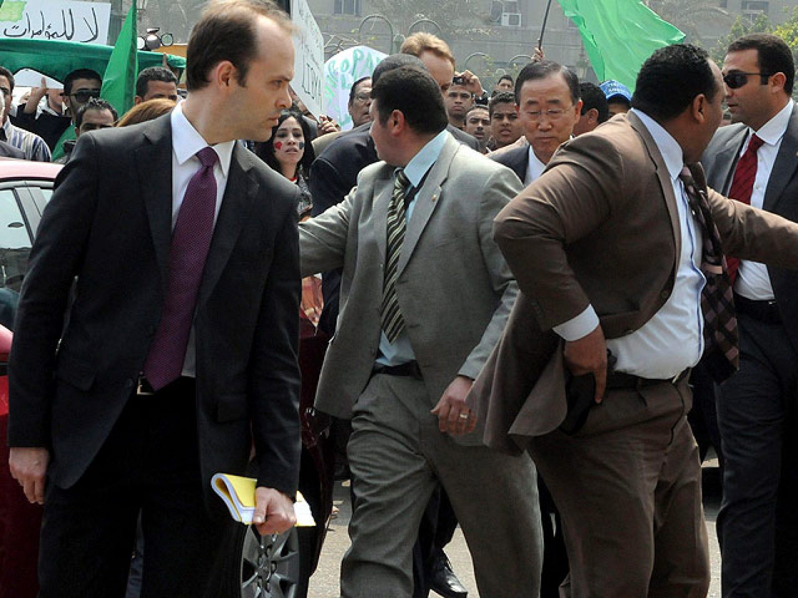 Grupos de partidarios de Gadafi obligan al secretario general de la ONU a refugiarse en la Liga árabe tras reunirse con su secretario general en la plaza Tahrir de El Cairo.