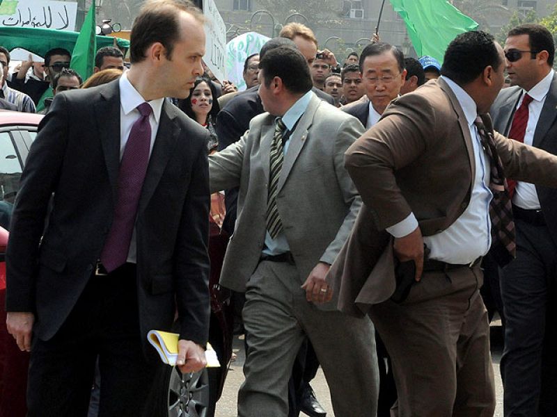 Grupos de partidarios de Gadafi obligan al secretario general de la ONU a refugiarse en la Liga árabe tras reunirse con su secretario general en la plaza Tahrir de El Cairo.