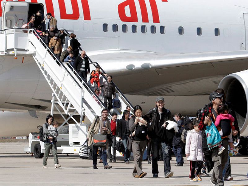 Un avión procedente de Tokio ha llegado esta tarde a la base aérea de Torrejón de Ardoz, con 154 pasajeros, 80 de ellos españoles. 119 pasajeros se han sometido de forma voluntaria a los controles de radioactividad, ninguno de ellos ha dado positivo