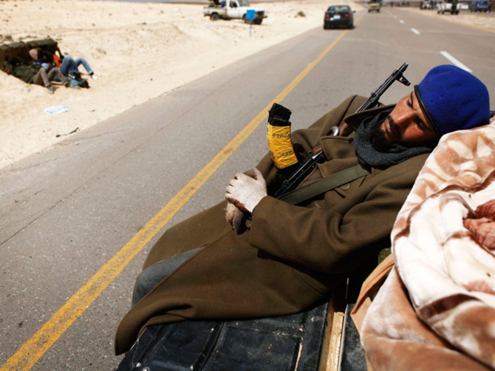  Continúan los ataques de fuerzas de la coalición sobre Libia durante la noche de este lunes han sido alcanzados objetivos militares en Trípoli y Bengasi. En Trípoli, dos grandes explosiones han sacudido la ciudad. El ataque ha sido respondido por las baterías antiaéreas que defienden la capital. También se han producido incursiones al este de Bengasi, el principal bastión de las tropas rebeldes.  