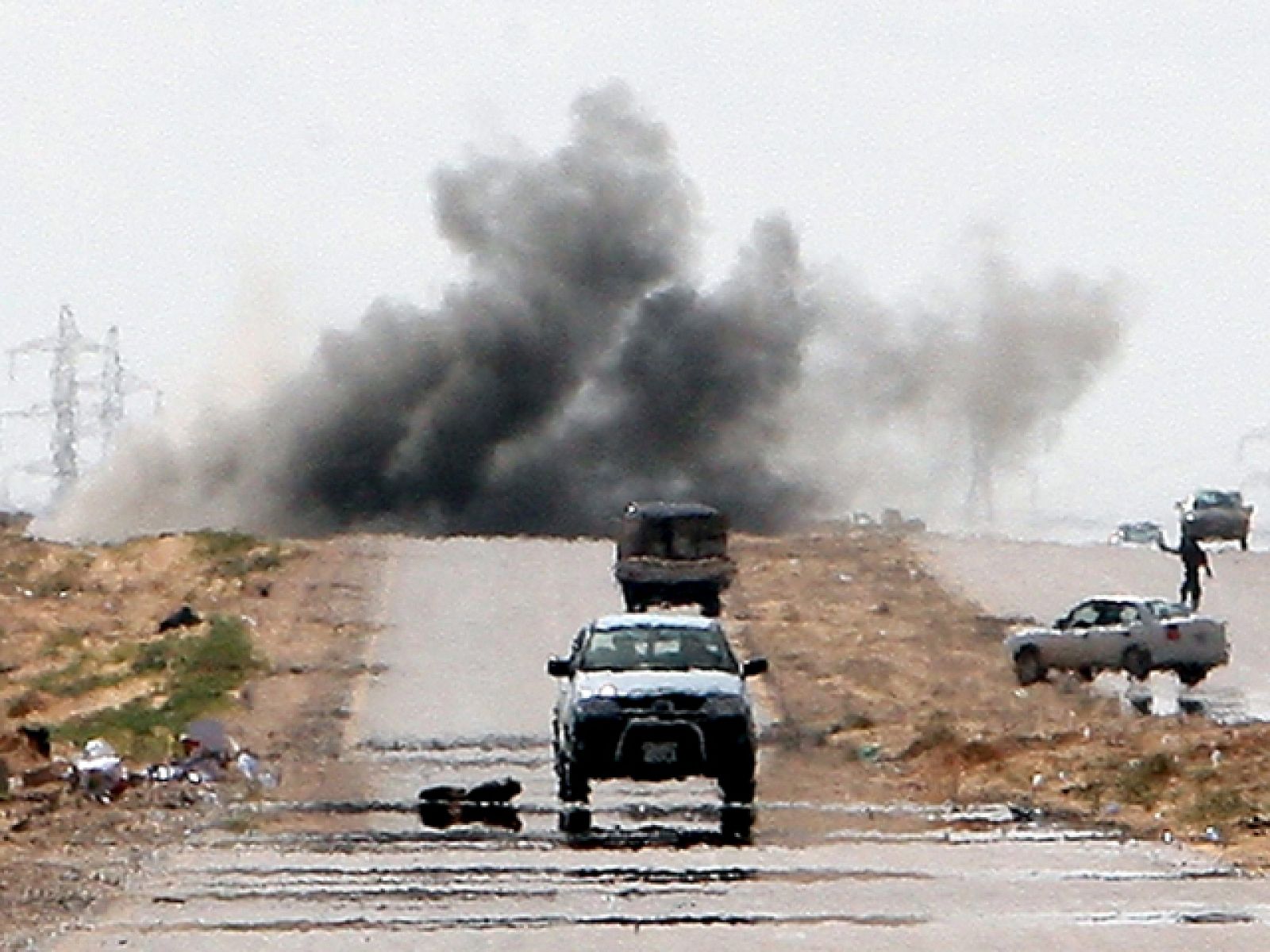 Cuarto día de baterías antiaéreas en Trípoli mientras Gadafi sigue atacando civiles