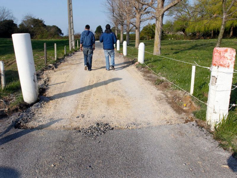  El Ayuntamiento de Miengo ha presentado una denuncia ante la guardia civil en la que señala el levantamiento del pavimento del vial. El robo se ha producido en un tramo de vía recién asfaltado que comunica con la Playuca de Mogro