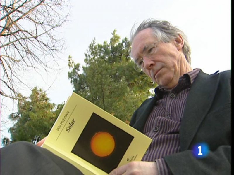 El aclamado novelista británico Ian Mc Ewan, conocido por novelas como "Sábado" y "Expiación"  tiene nuevo trabajo. Se titula "Solar"   