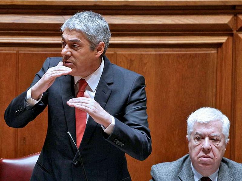 El riesgo de una crisis política acerca a Portugal al rescate y a Sócrates, a la dimisión