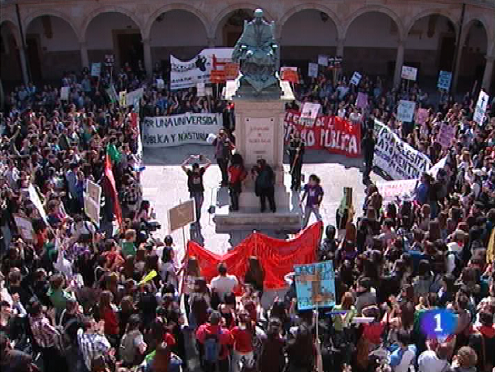  Estudiantes de la Universidad de Oviedo han manifestado esta mañana por las calles de Oviedo su protesta contra el Plan Bolonia, con paradas ante la Consejería de Educación y el Rectorado, instituciones a las que consideran corresponsables de la que consideran una formación inferior en calidad y más cara. Vocales del Consejo General del Poder Judicial  han elogiado hoy en Oviedo el trabajo de la jueza del "Caso Marea", aunque reconocen la indefensión que puede ocasionar a los imputados en ese caso de corrupción que se esté prolongando el secreto del sumario. El Archivo Histórico de Asturias celebra su primer aniversario en la antigua cárcel de Oviedo con una exposición inédita de los sellos emitidos por la autoridad republicana de Asturias durante la guerra civil. Y el Sporting se ha entrenado hoy sobre la arena de la playa de Gijón.