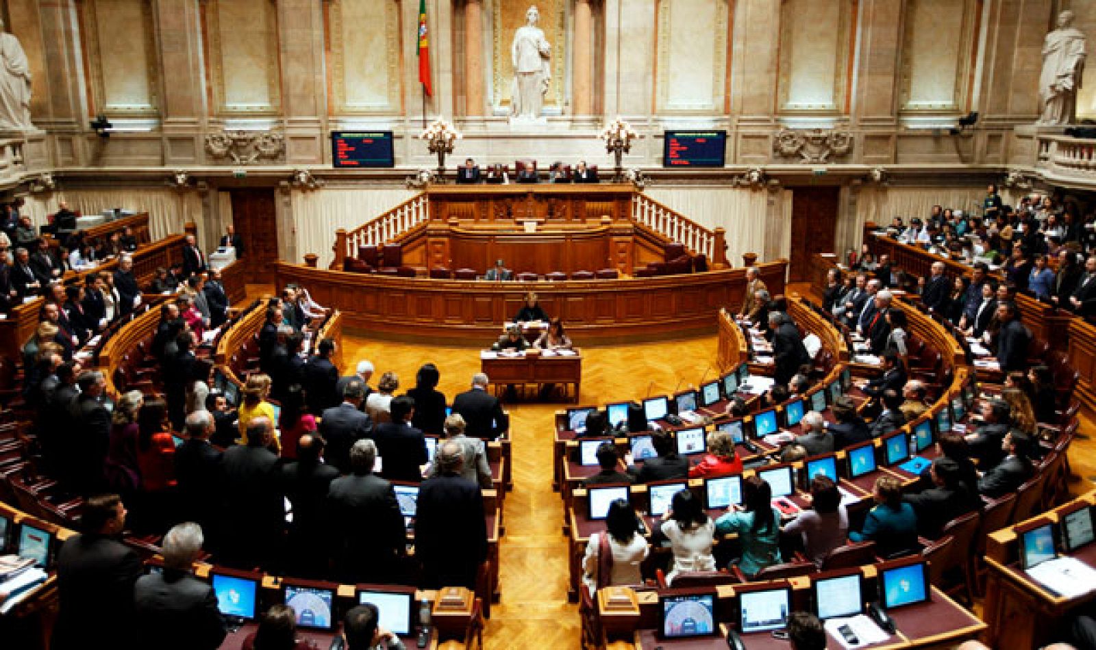 El Primer Ministro luso, José Sócrates, ha presentado su dimisión ante el presidente de Portugal, Cavaco Silva, después de que el parlamento luso haya rechazado el nuevo plan de medidas anticrisis para reducir el déficit del Estado