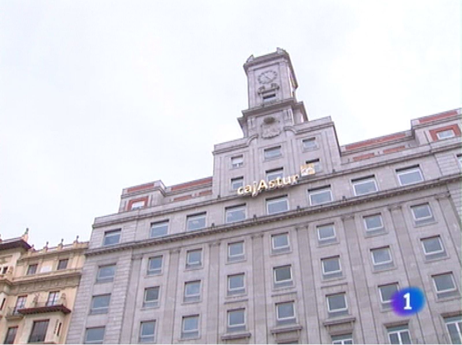  Cajastur mantiene su hermetismo habitual ante las informaciones que consideran quebrada la confianza con Caja del Mediterráneo, No se cuestiona la fusión con sus socias de Extremadura y Cantabria en Banco Base. Los secretarios generales de UGT y CCOO de Asturias no comparten puntos de vista en este asunto. Sí, respecto al Pacto del Euro, contra el que se han manifestado hoy ante la Delegación del Gobierno. Los estudiantes de Enseñanza Secundaria buscan orientación profesional en el Auditorio de Oviedo, convertido en centro de todas las ofertas educativas.  El presidente del Sporting y el técnico Manuel Preciado apelan al diálogo para evitar la huelga en la Liga