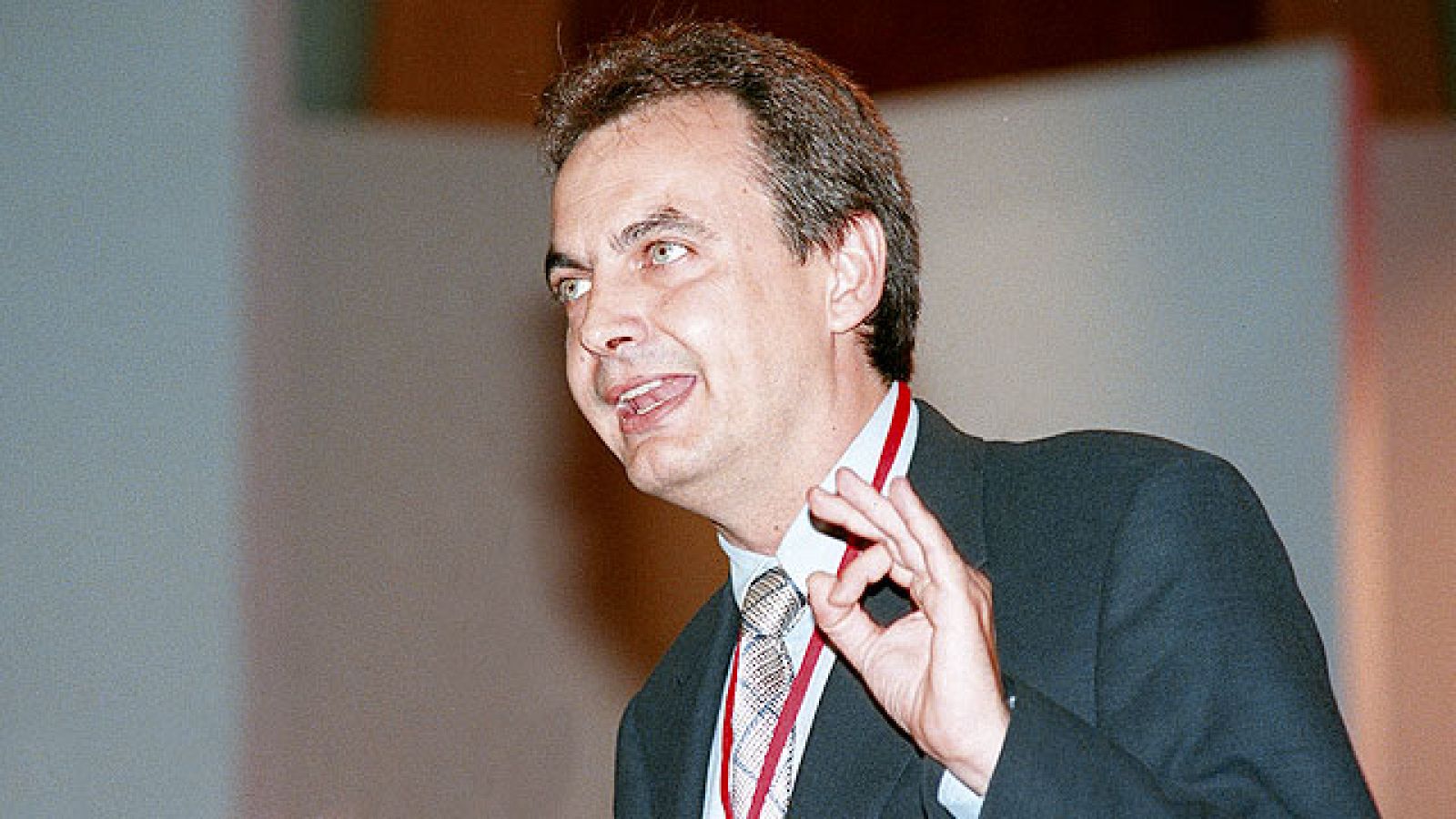 Zapatero se presenta a la secretaría general del PSOE