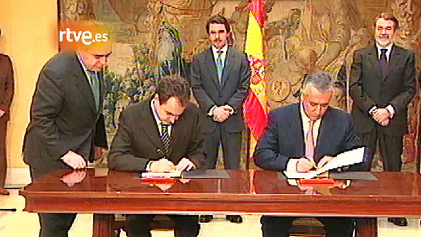PP y PSOE firman el pacto antiterrorista