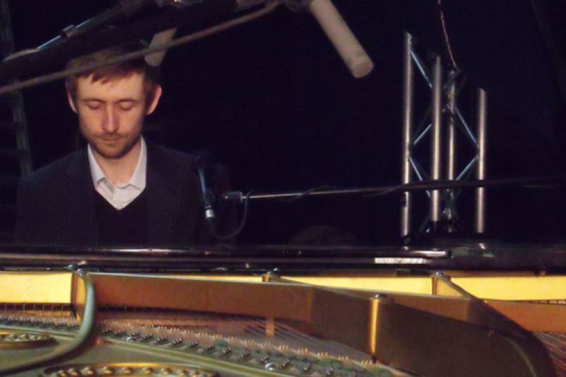 Neil Hannon canta "Bang goes the knighthood"
