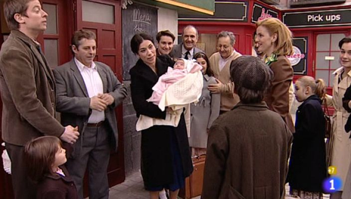 Amar en tiempos revueltos - El barrio recibe a Manolita