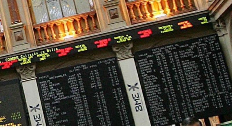 El Ibex 35 cede un 0,42%, pero finaliza la semana con la tercera mayor subida del año